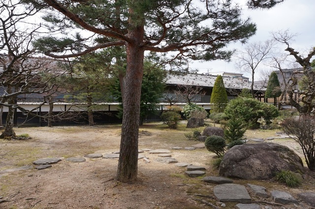 高山陣屋110庭園・御蔵.jpg